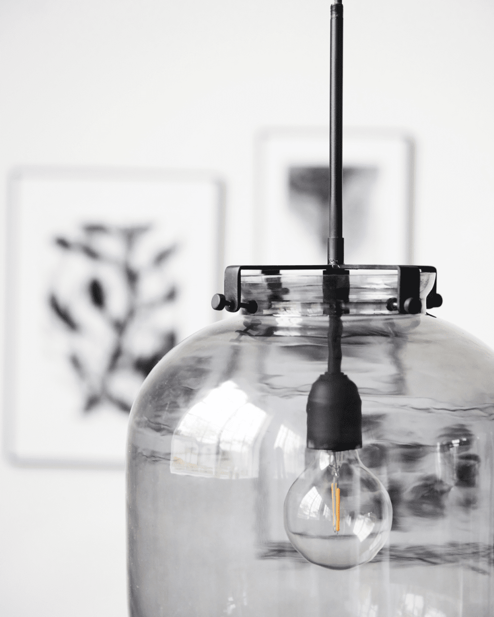 Ball Ø30 Sort loftslampe Fra House Doctor - Lampen har et smukt og organisk formsprog, der giver et lyst og feminint udtryk.