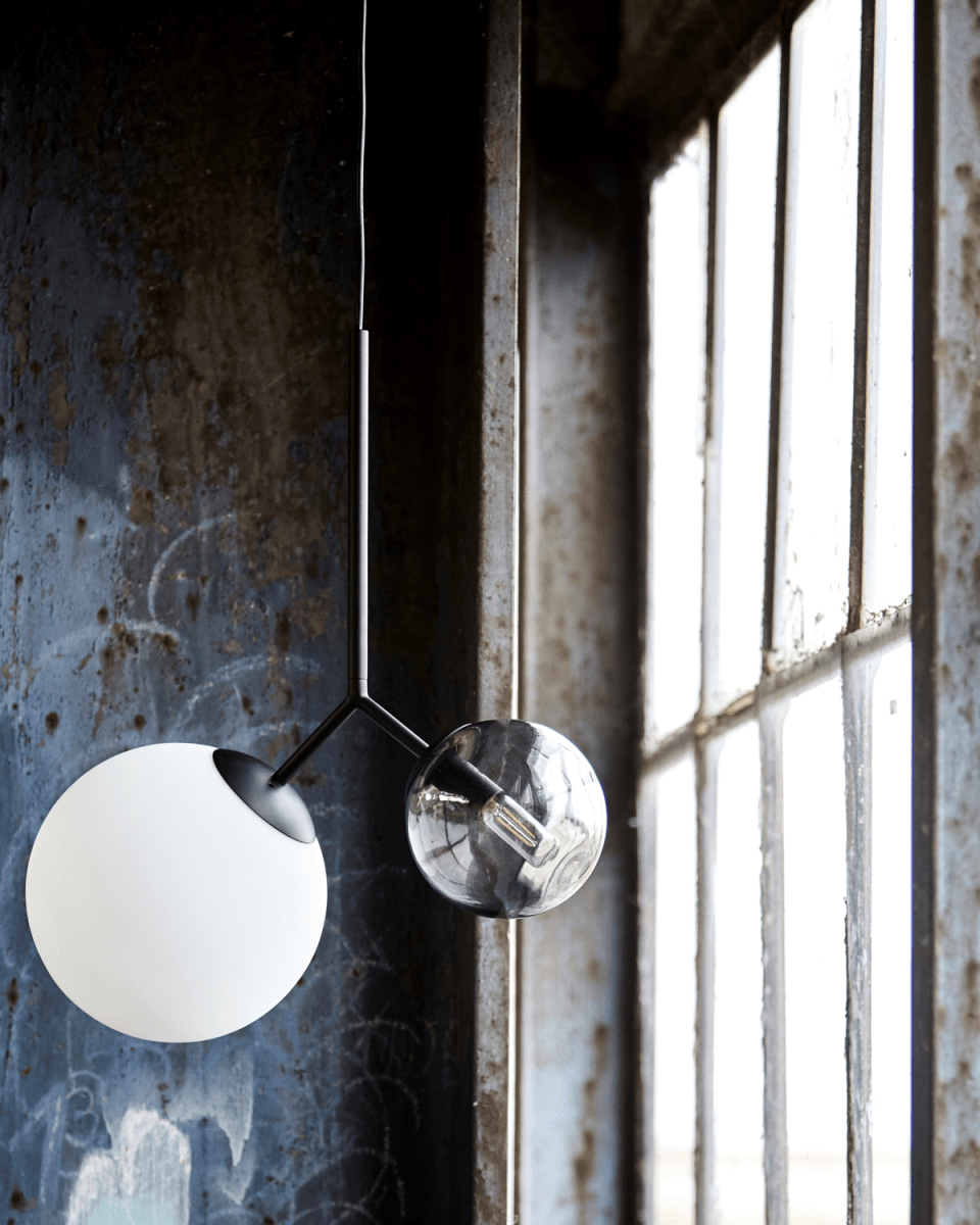 Twice 70cm Sort loftslampe Fra House Doctor - Som navnet antyder, har lampen to&aring; kugler - den ene i r&oslash;get gr&aring;t glas og den anden i hvidt glas.