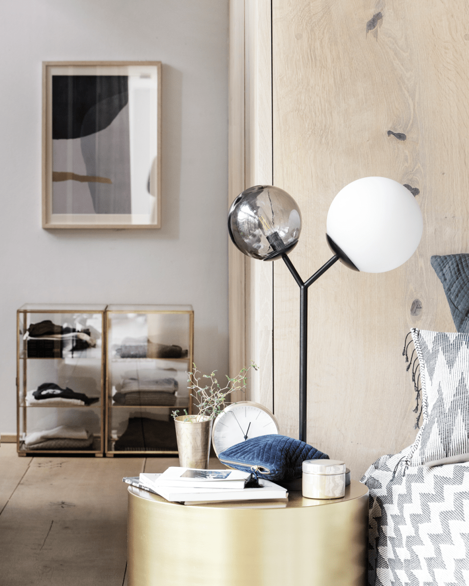 Twice 62cm Sort bordlampe Fra House Doctor - Som navnet antyder, har lampen tv&aring; kugler - en i r&oslash;get gr&aring;t glas og en i hvidt glas.