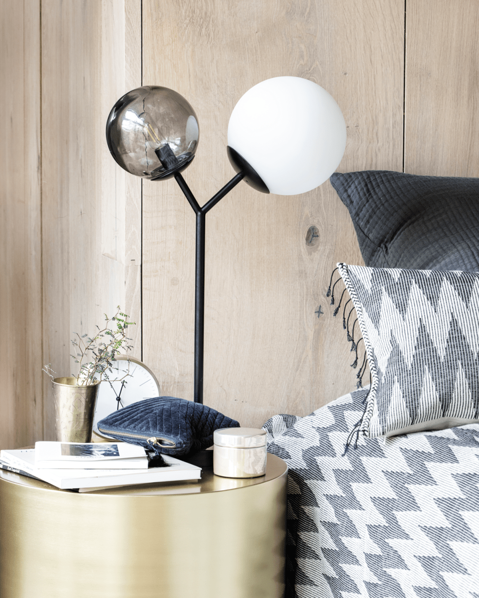 Twice 62cm Sort bordlampe Fra House Doctor - Som navnet antyder, har lampen tv&aring; kugler - en i r&oslash;get gr&aring;t glas og en i hvidt glas.