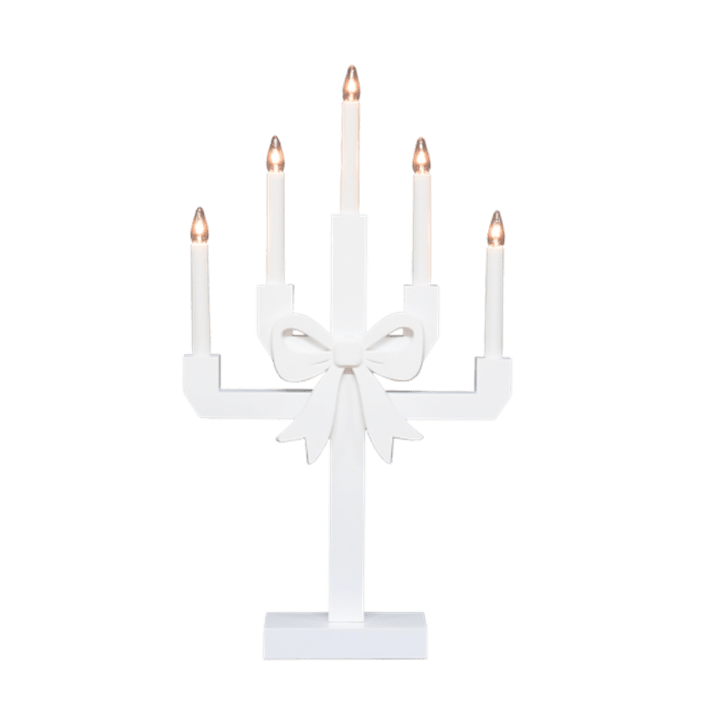 Kerstin Hvid Fra Pixie Design - Kerstin er en dekorativ lysestage lavet af tr&aelig;, malet hvid og dekoreret med en stor sl&oslash;jfe, der giver den et charmerende og legende udtryk.