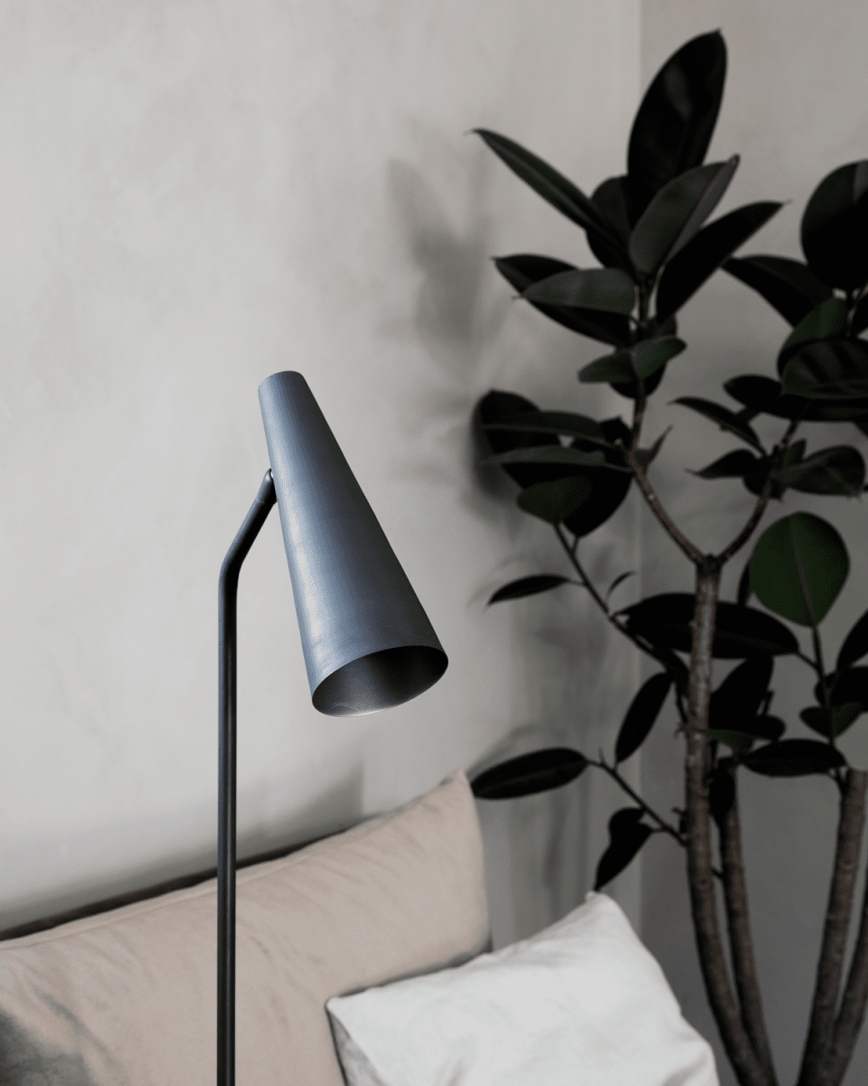 Precise Mat sort gulvlampe Fra House Doctor - Brug gulvlamper i boligens indretning til at skabe et hyggeligt lys i hjemmets mørke hjørner.