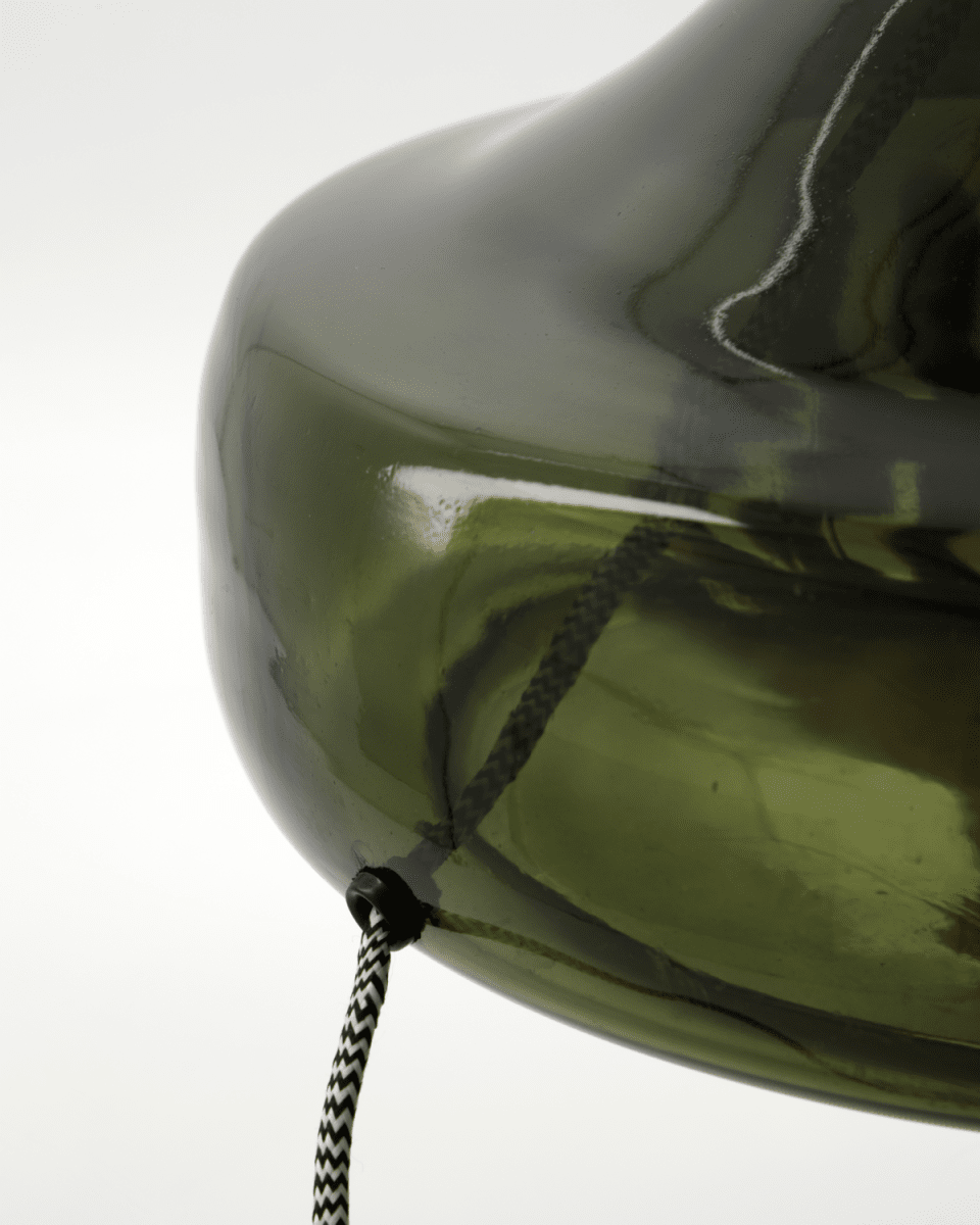 Matte 68cm Grøn bordlampe Fra House Doctor - Forvandl dit hjem med denne sofistikerede bordlampe, som kombinerer en grøn glasbase med en lys råhvid lampeskærm.