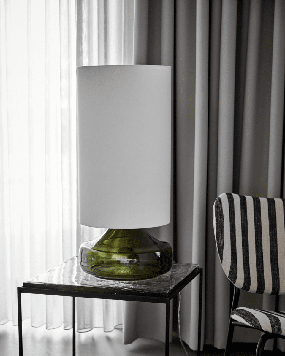 Matte 68cm Grøn bordlampe Fra House Doctor - Forvandl dit hjem med denne sofistikerede bordlampe, som kombinerer en grøn glasbase med en lys råhvid lampeskærm.