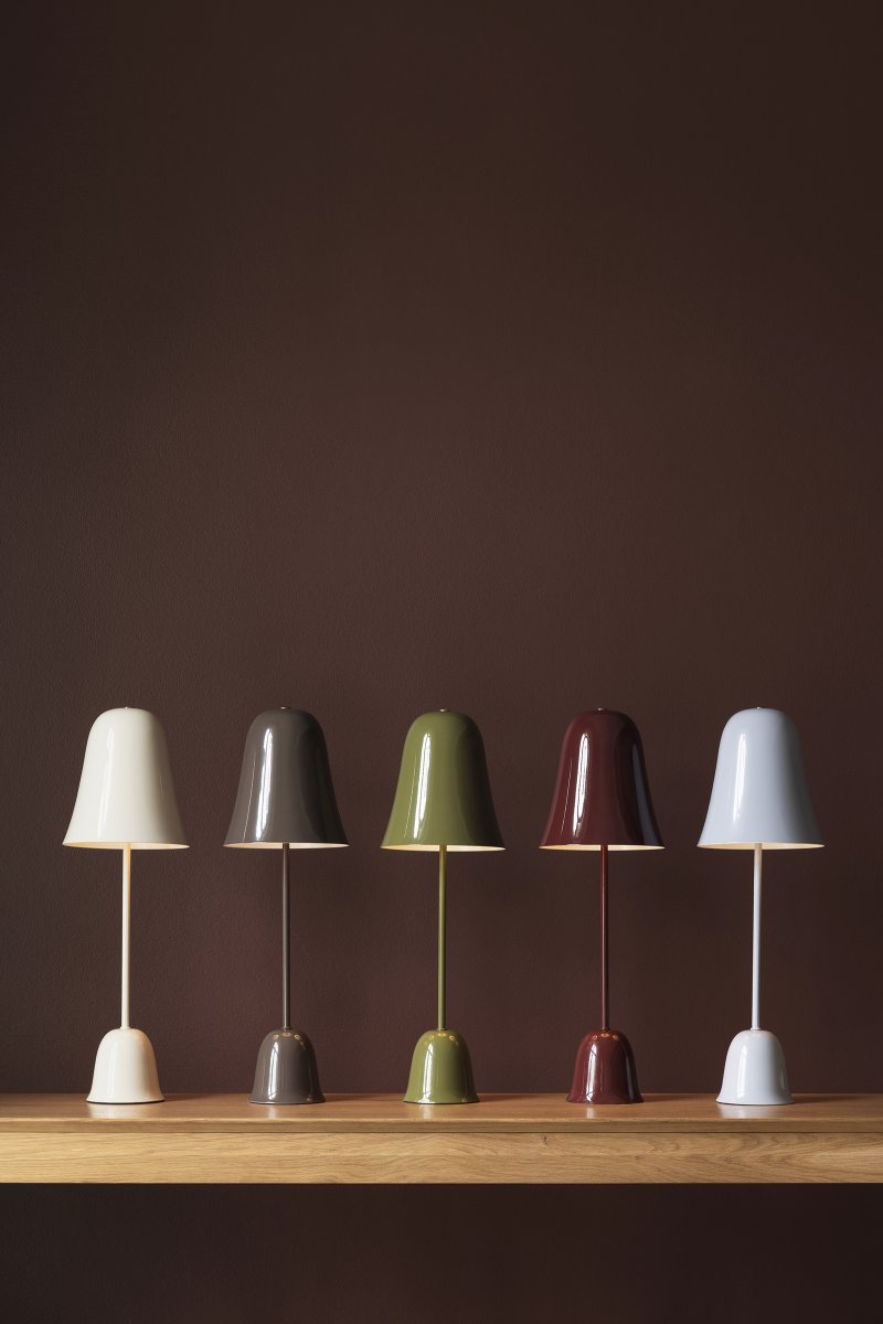 Blåklockan 50cm Hvid bordlampe Fra Globen Lighting - Den Blå Klokke er en elegant og tidløs bordlampe i jern med en højglans elfenbensfinish.