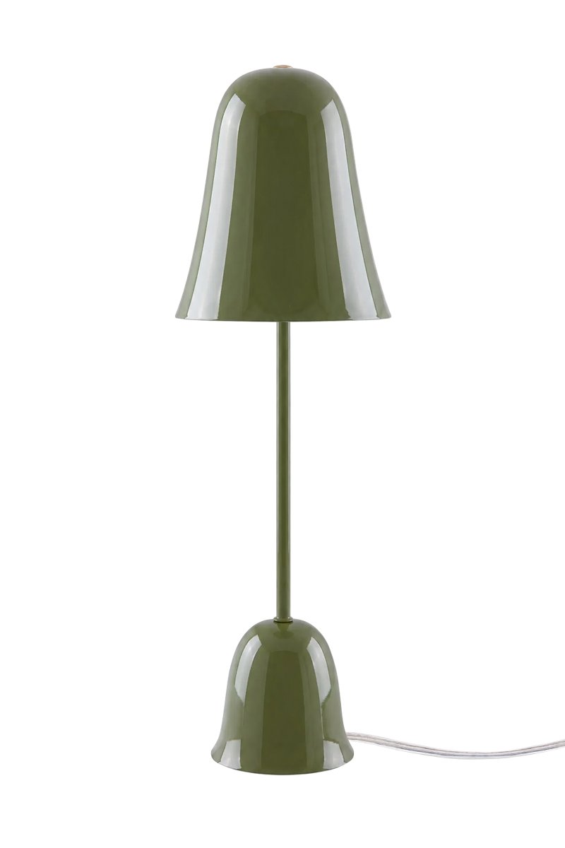 Blåklockan 50cm Olivengrøn bordlampe Fra Globen Lighting - Bluebell er en elegant og tidl&oslash;s bordlampe i jern med en h&oslash;jglans olivengr&oslash;n finish.