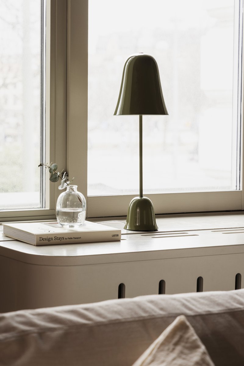 Blåklockan 50cm Olivengrøn bordlampe Fra Globen Lighting - Bluebell er en elegant og tidl&oslash;s bordlampe i jern med en h&oslash;jglans olivengr&oslash;n finish.