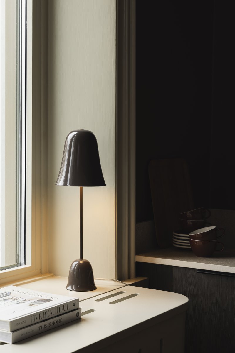 Blåklockan 50cm Brun bordlampe Fra Globen Lighting - Den Blå Klokke er en elegant og tidløs bordlampe i jern med en højglans brun finish.