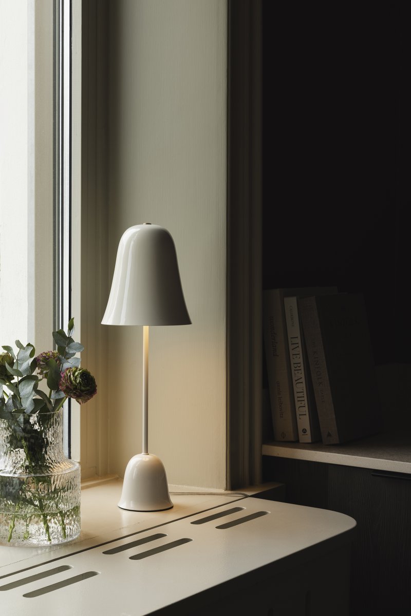 Blåklockan 50cm Hvid bordlampe Fra Globen Lighting - Den Blå Klokke er en elegant og tidløs bordlampe i jern med en højglans elfenbensfinish.