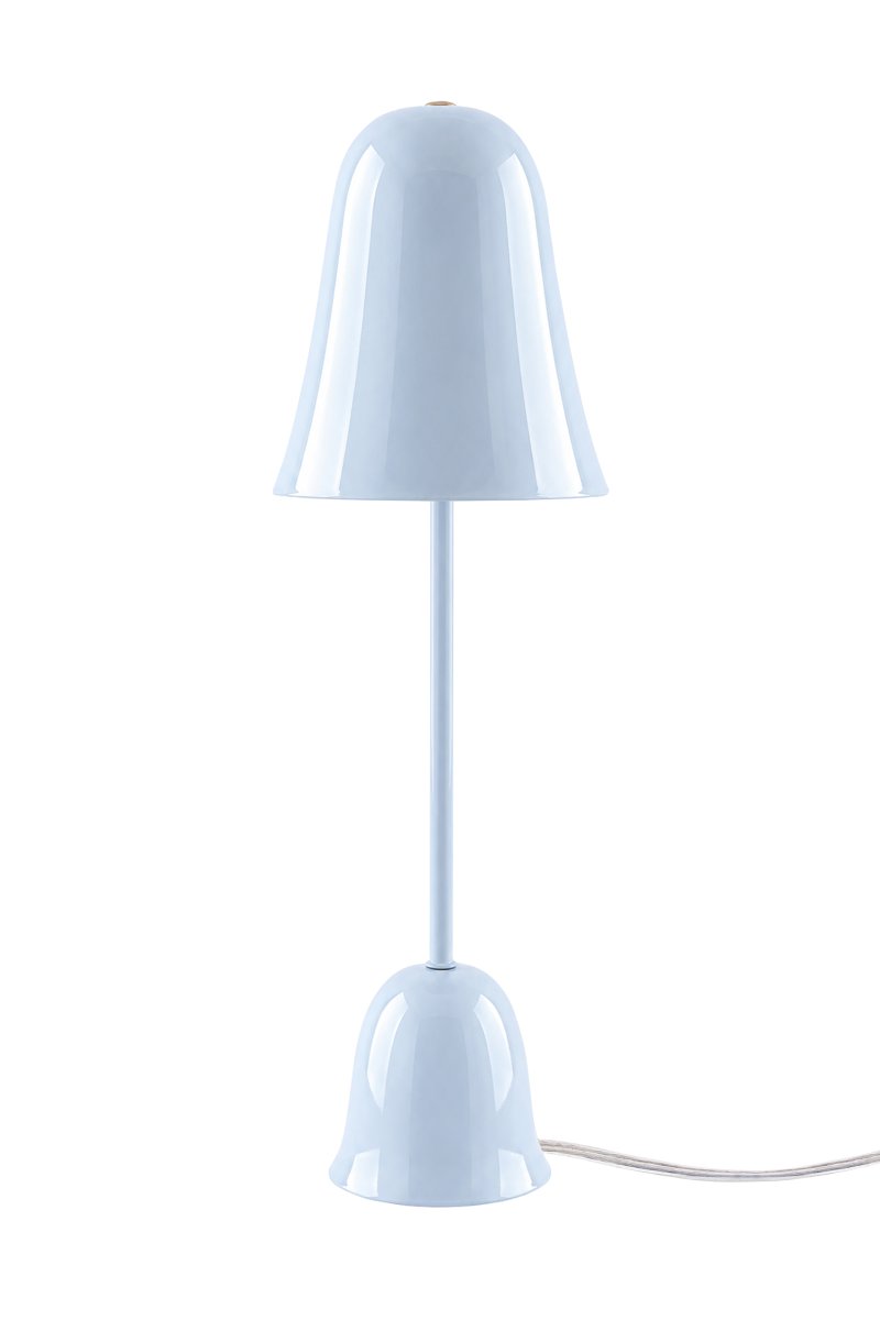 Blåklockan 50cm Lyseblå bordlampe Fra Globen Lighting - Den Blå Klokke er en elegant og tidløs bordlampe i jern med en højglans lyseblå finish.