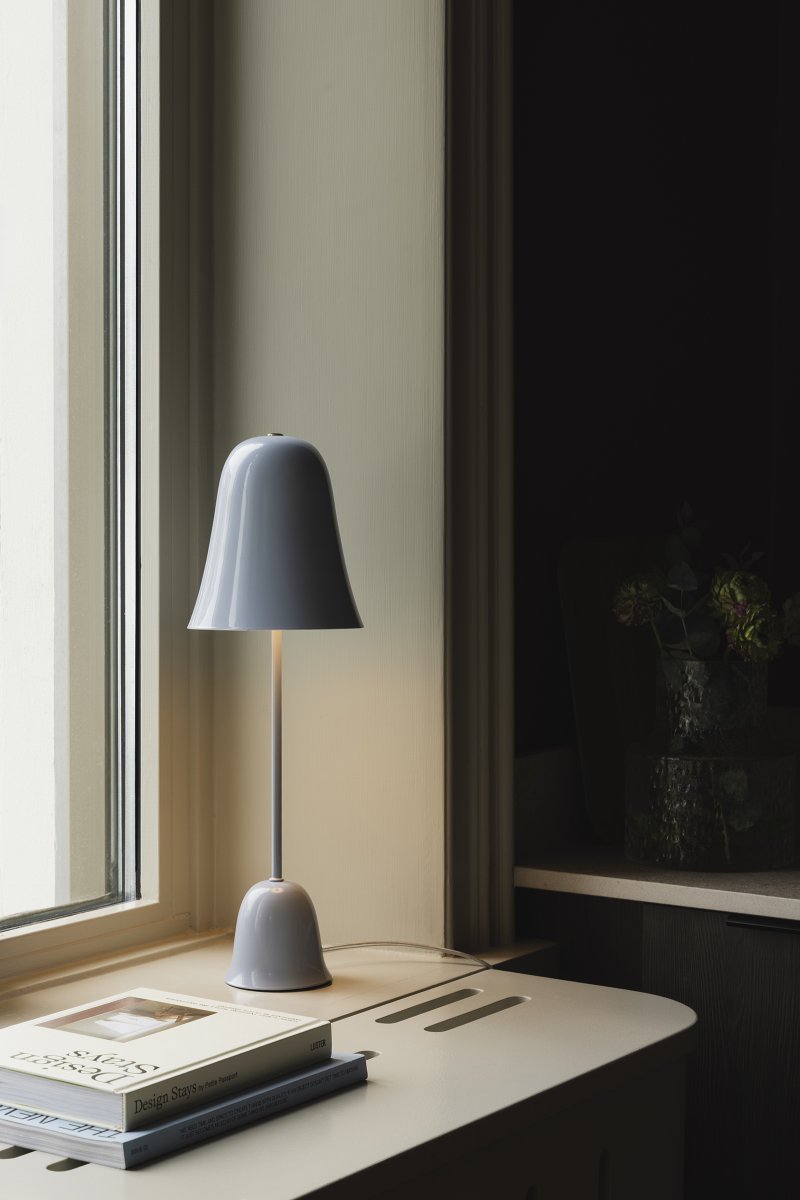Blåklockan 50cm Lyseblå bordlampe Fra Globen Lighting - Den Blå Klokke er en elegant og tidløs bordlampe i jern med en højglans lyseblå finish.