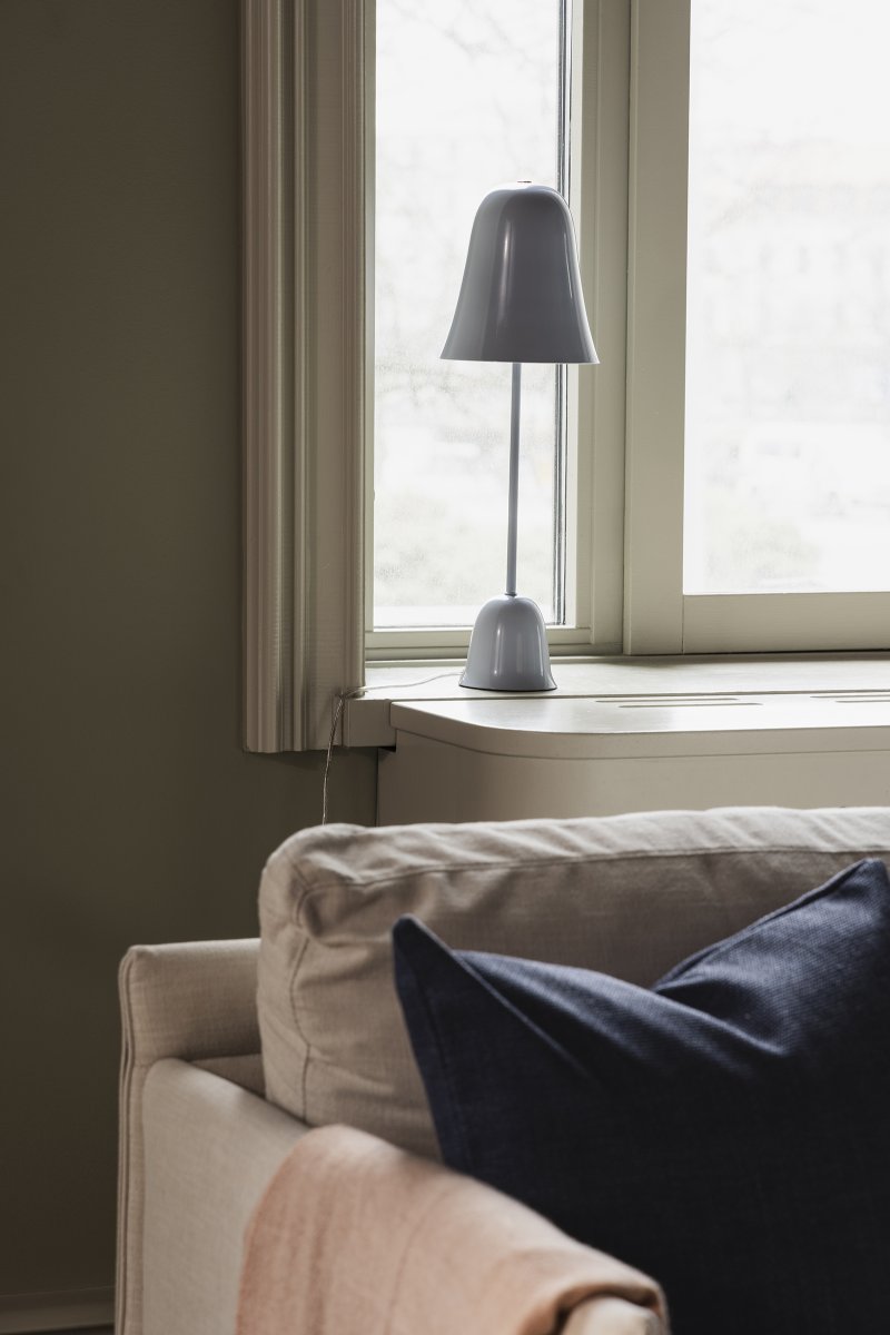 Blåklockan 50cm Lyseblå bordlampe Fra Globen Lighting - Den Blå Klokke er en elegant og tidløs bordlampe i jern med en højglans lyseblå finish.
