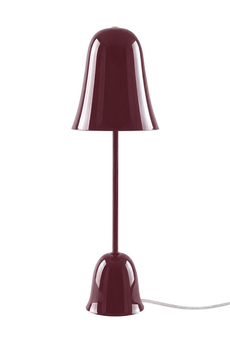 Blåklockan 50cm Bourgogne bordlampe Fra Globen Lighting - Bluebell er en elegant og tidløs bordlampe i jern med en højglans bordeaux finish.