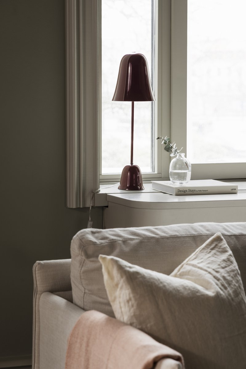 Blåklockan 50cm Bourgogne bordlampe Fra Globen Lighting - Bluebell er en elegant og tidløs bordlampe i jern med en højglans bordeaux finish.