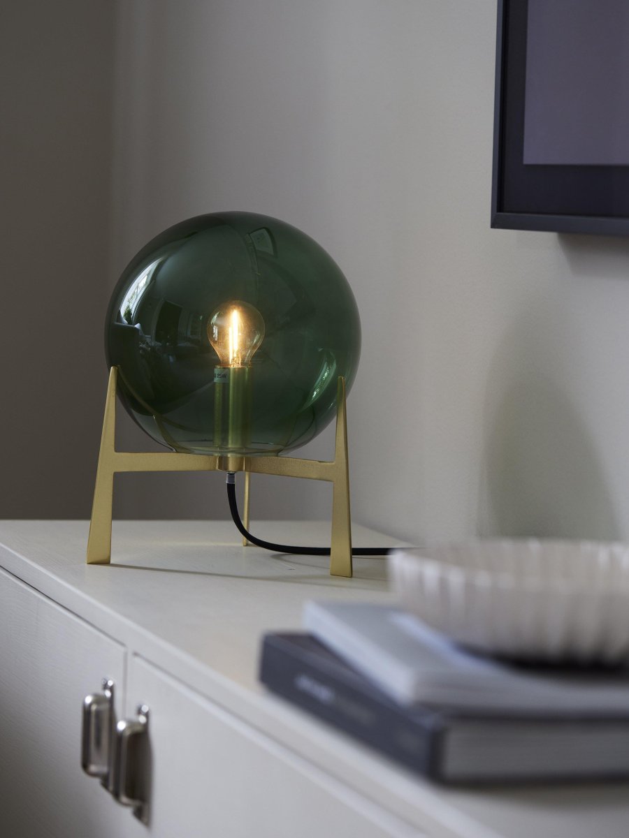Milla 28cm Grøn bordlampe Fra PR Home - Moderne og trendy bordlampe med rund gr&oslash;n glaskuppel og messingsokkel.