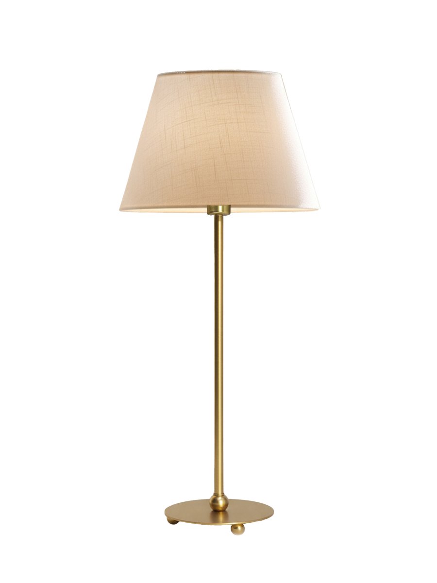 Julie 52cm Messing/hvid bordlampe Fra PR Home - Den har en smuk lampefod i messingfinish kombineret med en hvid, oval lampesk&aelig;rm i en klassisk form, hvilket giver et tidl&oslash;st og harmonisk udtryk.