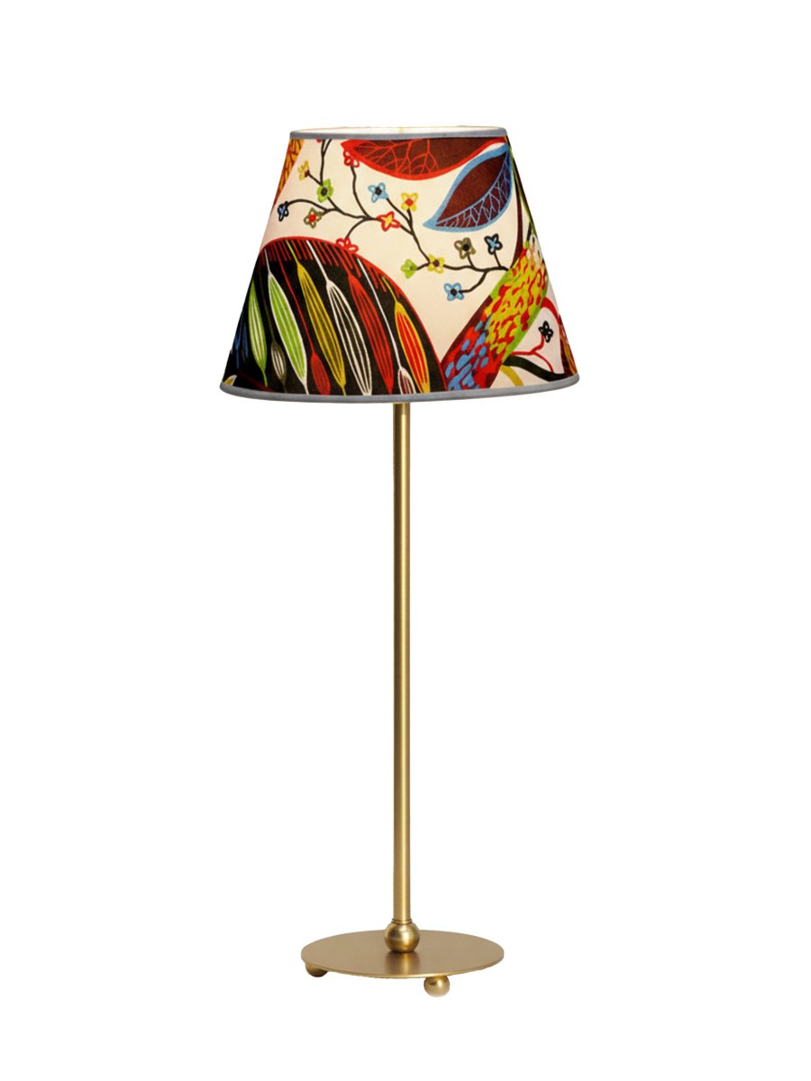 Julie 52cm Messing/flerfarvet bordlampe Fra PR Home - Den har en smuk lampefod i messingfinish kombineret med en dekorativ, oval lampesk&aelig;rm i en klassisk form, der giver et tidl&oslash;st og harmonisk udtryk.