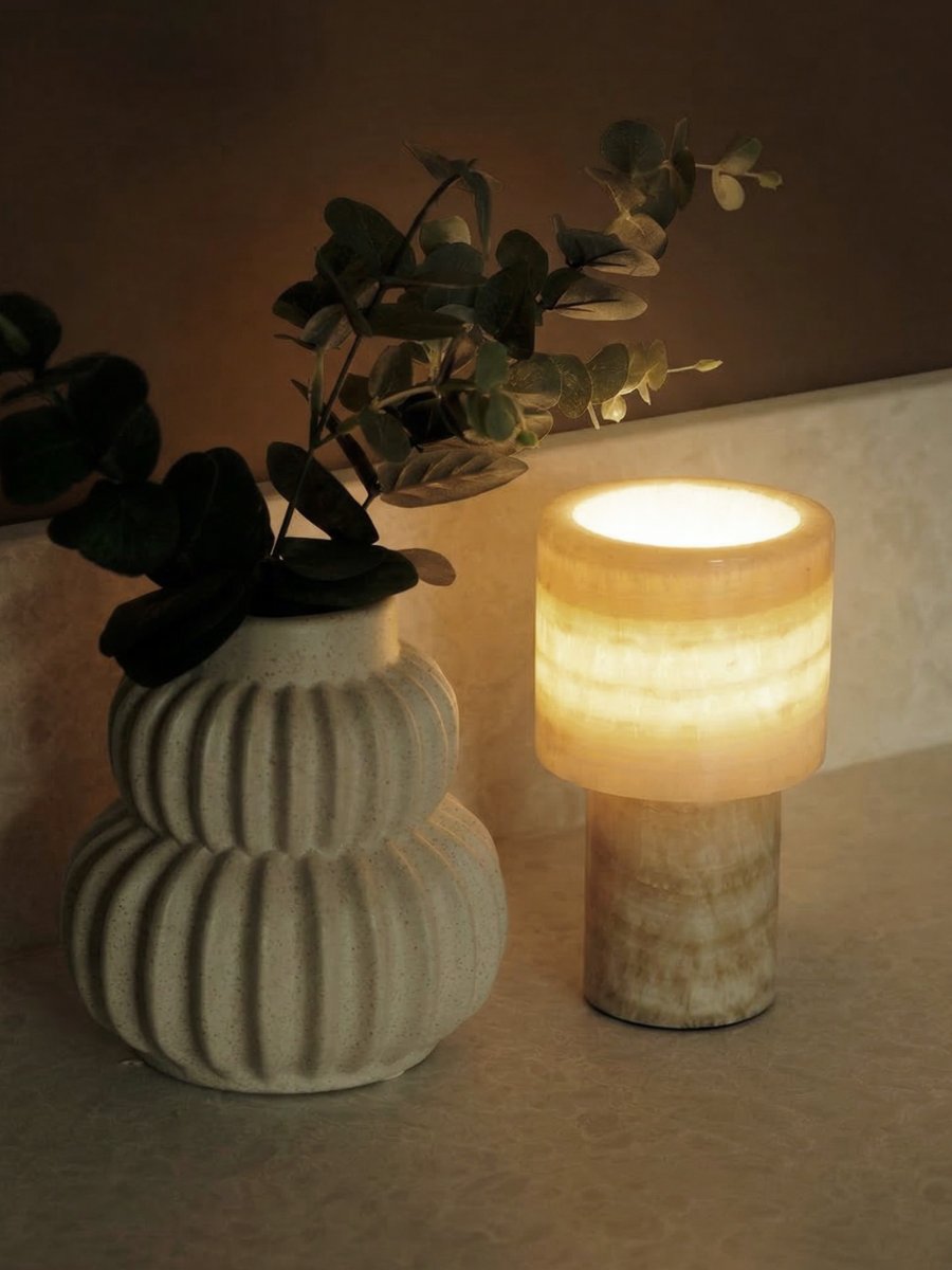Lucie 16cm Natur bærbar Fra PR Home - Lucie genopladelig bordlampe i marmor er en elegant og stemningsfuld lampe, der spreder et smukt, varmt lys.