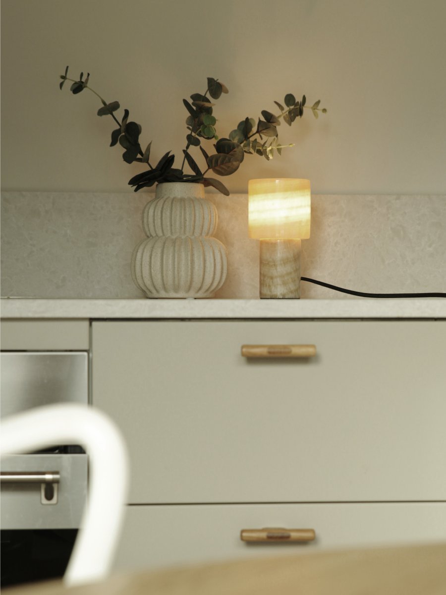 Lucie 16cm Natur bordlampe Fra PR Home - Lampen passer perfekt i vinduet, p&aring; skrivebordet i gangen eller p&aring; sidebordet i stuen, hvor den bidrager med b&aring;de stemningsfuld belysning og en eksklusiv f&oslash;lelse.