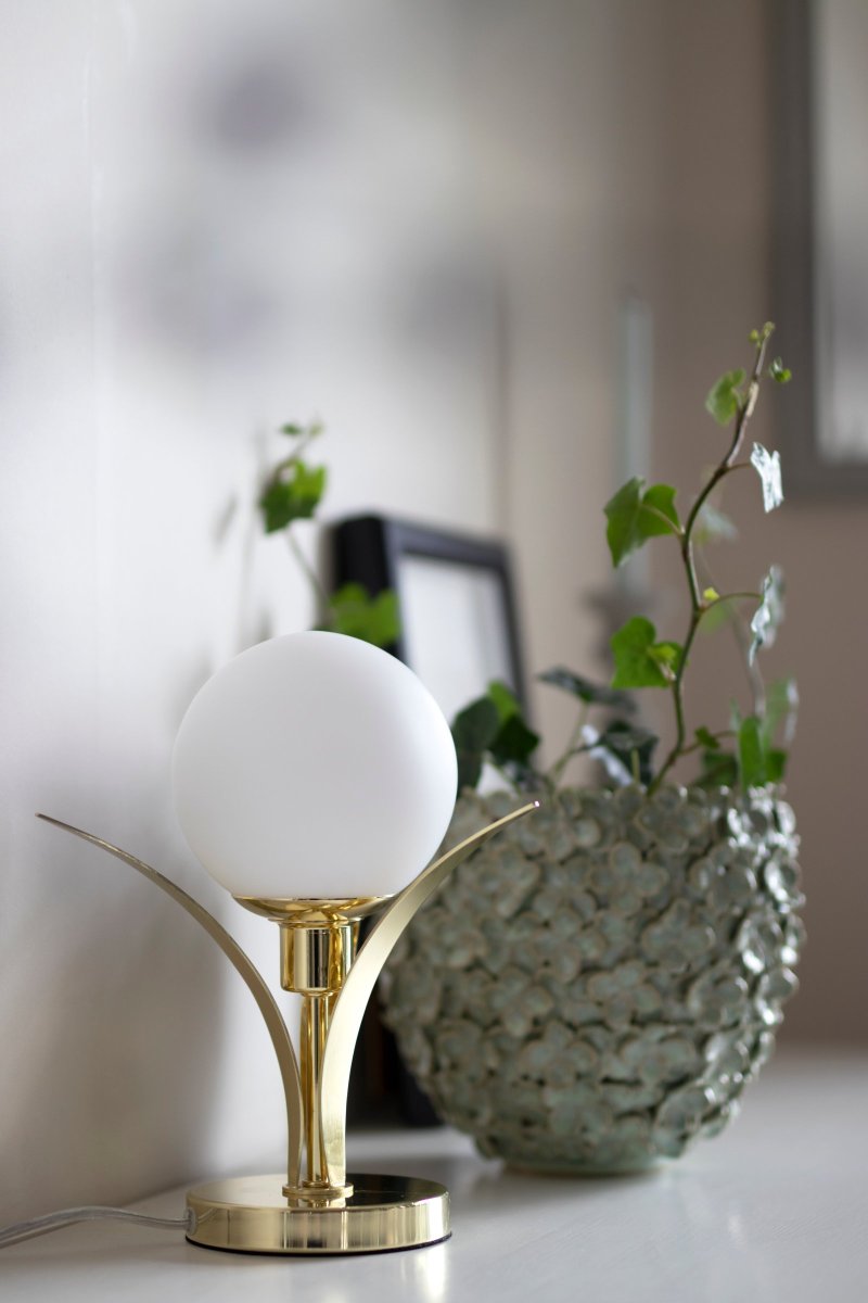Savoy 26cm Messing bordlampe Fra Globen Lighting - Bordlampe med tre firkantede, buede blade, der holder et opalfarvet rundt glas i midten.