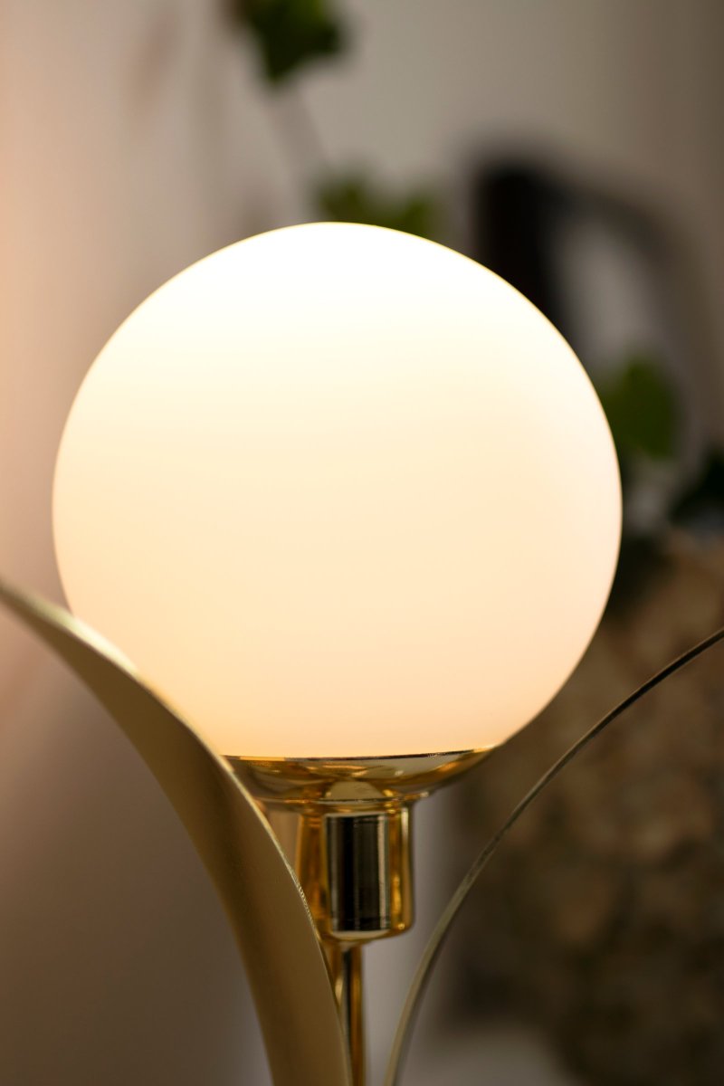 Savoy 26cm Messing bordlampe Fra Globen Lighting - Bordlampe med tre firkantede, buede blade, der holder et opalfarvet rundt glas i midten.