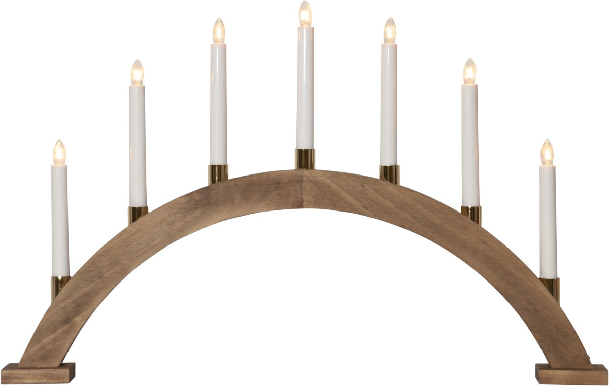 Gillian Brun Fra Star Trading - Brunbejdset buet tr&aelig;stage med messingbelagte lysestager.