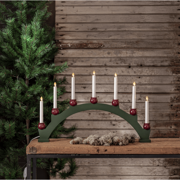 Mora Grøn Fra Star Trading - Fem LED-lys pyntet med r&oslash;de holdere skaber en hyggelig gl&oslash;d og giver en traditionel lyseffekt.