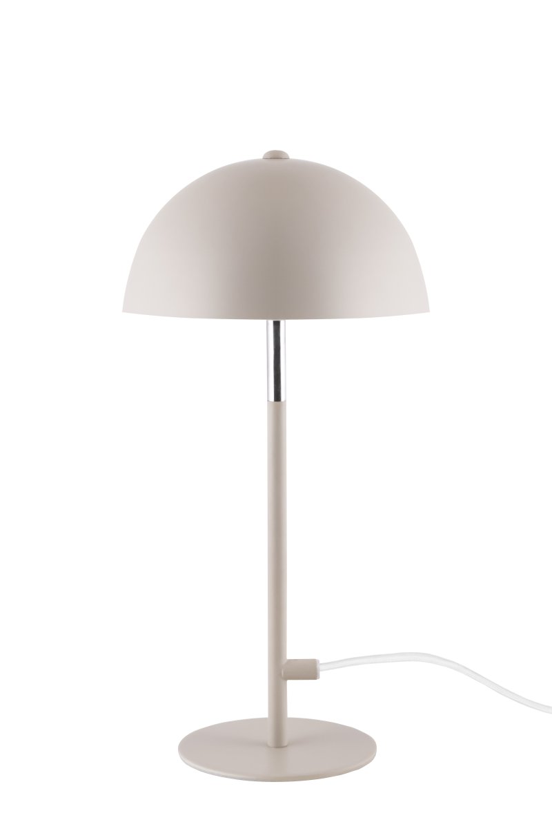 Icon 36cm Lysebrun bordlampe Fra Globen Lighting - Bordlampe med mat metalsk&aelig;rm i en lys lattebrun farve med kromdetaljer.