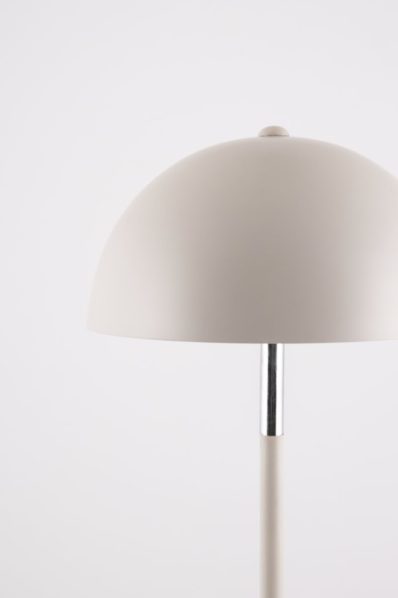 Icon 36cm Lysebrun bordlampe Fra Globen Lighting - Bordlampe med mat metalsk&aelig;rm i en lys lattebrun farve med kromdetaljer.
