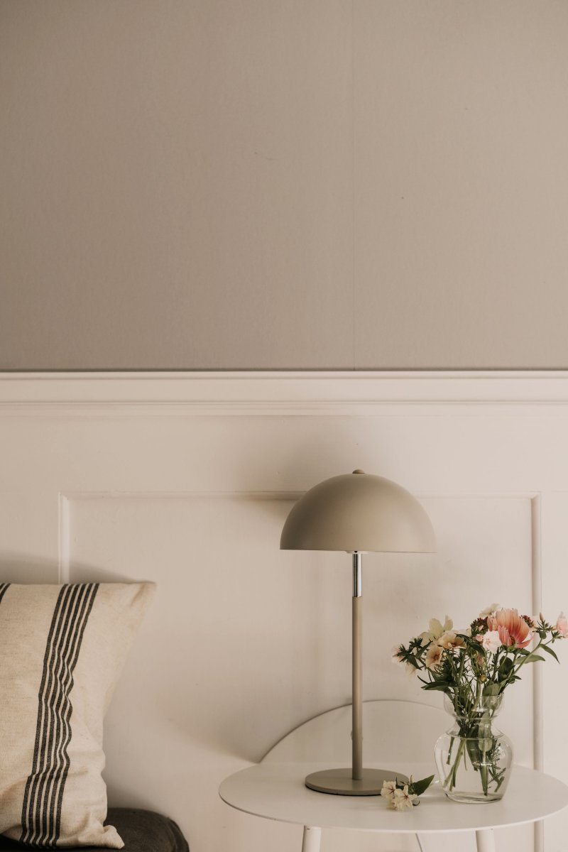 Icon 36cm Lysebrun bordlampe Fra Globen Lighting - Bordlampe med mat metalsk&aelig;rm i en lys lattebrun farve med kromdetaljer.