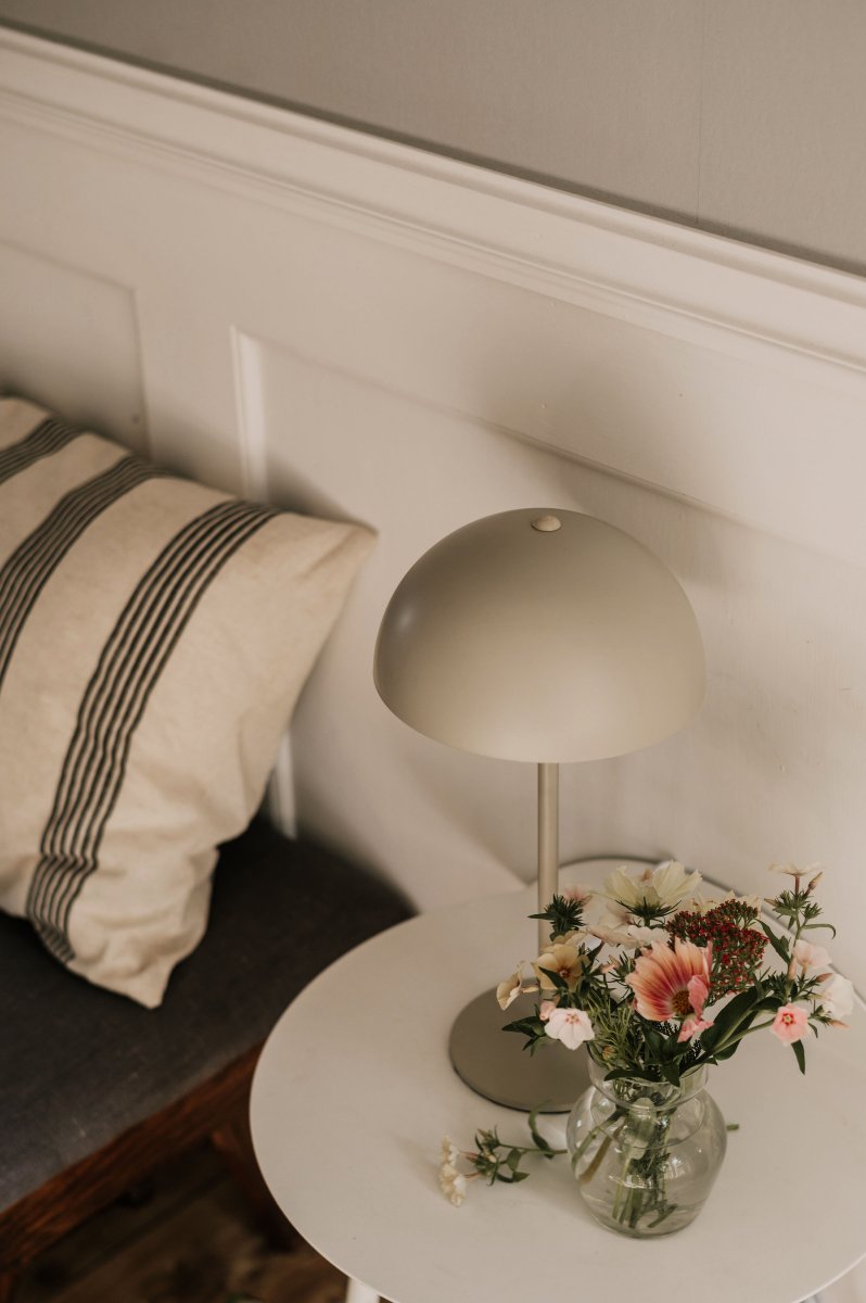 Icon 36cm Lysebrun bordlampe Fra Globen Lighting - Bordlampe med mat metalsk&aelig;rm i en lys lattebrun farve med kromdetaljer.