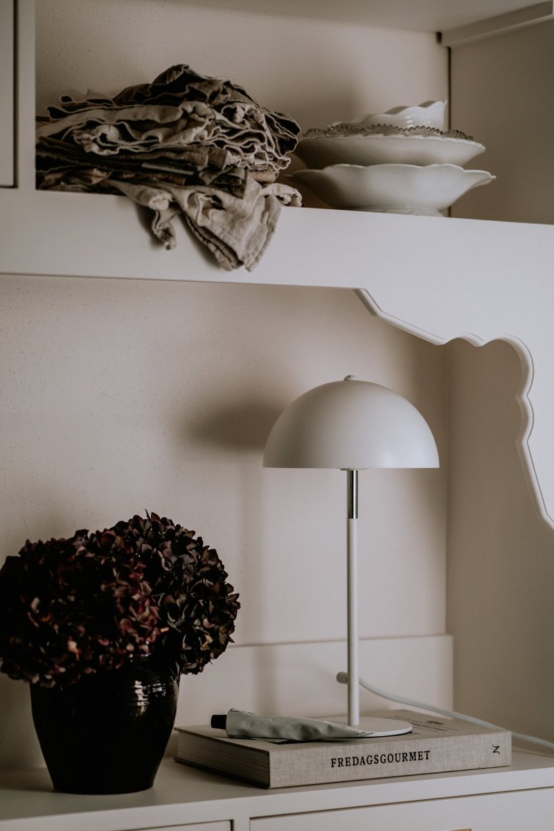 Icon 36cm Hvid bordlampe Fra Globen Lighting - Bordlampe i mat hvidlakeret metalskærm og fod med kromdetaljer.