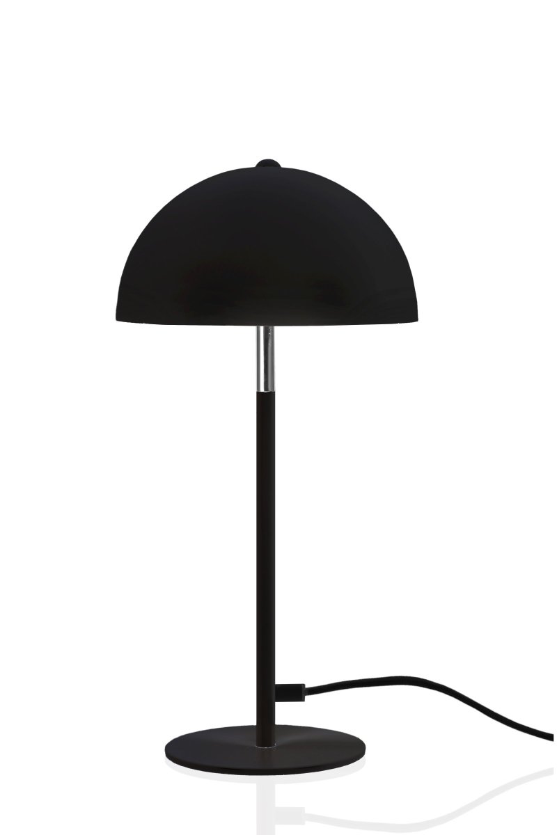Icon 36cm Sort bordlampe Fra Globen Lighting - Bordlampe i matsort lakeret metalskærm og fod med kromdetaljer.