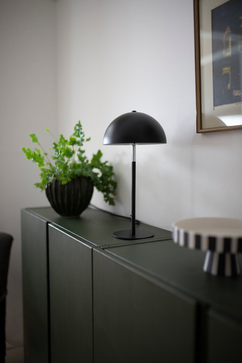 Icon 36cm Sort bordlampe Fra Globen Lighting - Bordlampe i matsort lakeret metalskærm og fod med kromdetaljer.