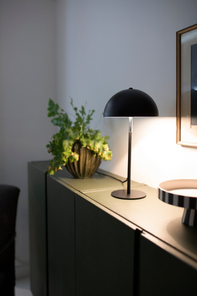 Icon 36cm Sort bordlampe Fra Globen Lighting - Bordlampe i matsort lakeret metalskærm og fod med kromdetaljer.