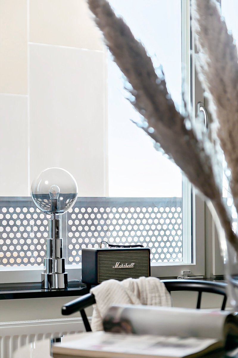 Astro 48cm Chrom bordlampe Fra Globen Lighting - Lampen er lavet af kromfarvet metal og med en glaskugle, der er tonet fra røg til klar.