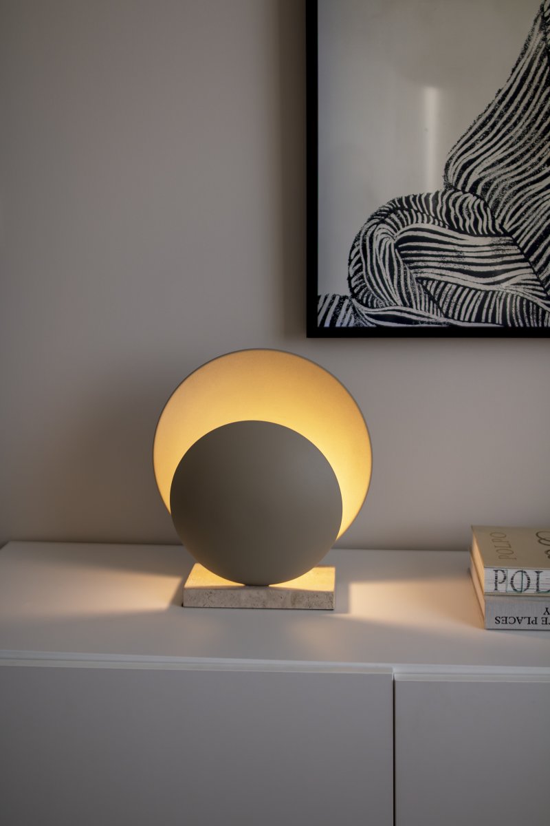 Orbit 32cm Beige bordlampe Fra Globen Lighting - Metalskærmene matches med en travertinstenbase, der giver den et æstetisk tiltalende udtryk.