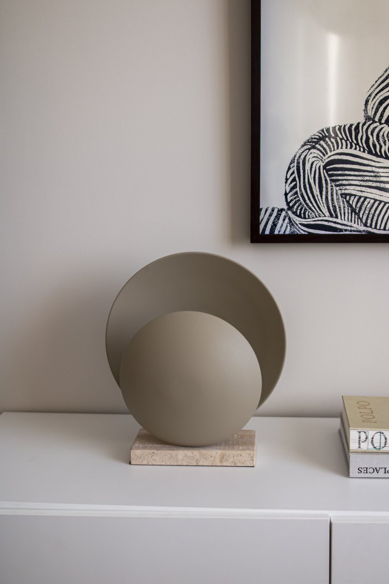 Orbit 32cm Beige bordlampe Fra Globen Lighting - Metalskærmene matches med en travertinstenbase, der giver den et æstetisk tiltalende udtryk.