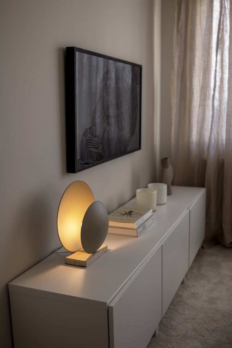 Orbit 32cm Beige bordlampe Fra Globen Lighting - Metalskærmene matches med en travertinstenbase, der giver den et æstetisk tiltalende udtryk.
