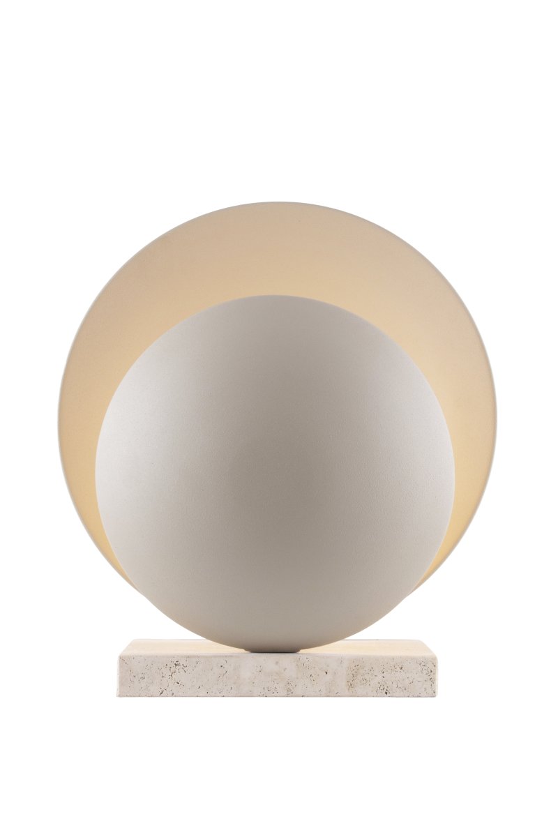 Orbit 32cm Beige bordlampe Fra Globen Lighting - Metalskærmene matches med en travertinstenbase, der giver den et æstetisk tiltalende udtryk.