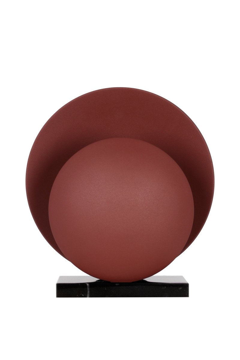 Orbit 32cm Rødbrun bordlampe Fra Globen Lighting - Metalsk&aelig;rmene har en interessant struktur takket v&aelig;re en mat pulverlakeret r&oslash;d/brun farve (r&oslash;dbrun) som er matchet med en luksuri&oslash;s fod i sort massiv marmor som giver den et elegant udtryk.