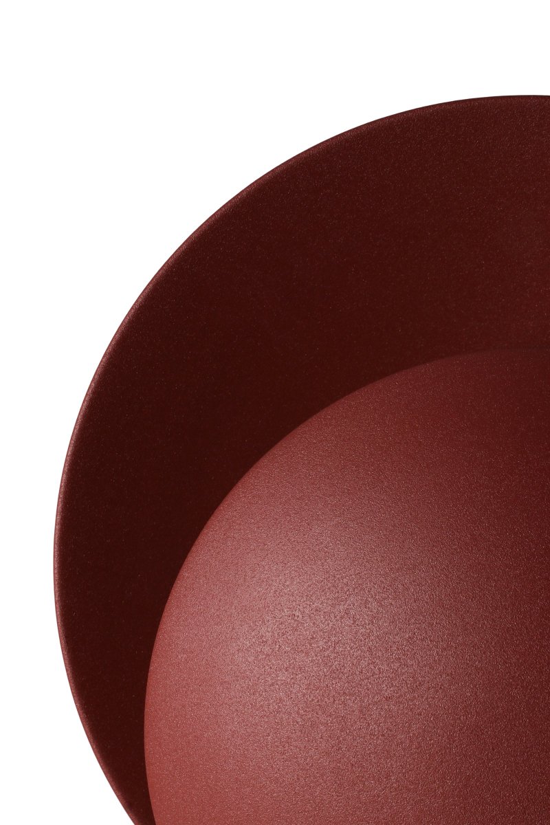 Orbit 32cm Rødbrun bordlampe Fra Globen Lighting - Metalsk&aelig;rmene har en interessant struktur takket v&aelig;re en mat pulverlakeret r&oslash;d/brun farve (r&oslash;dbrun) som er matchet med en luksuri&oslash;s fod i sort massiv marmor som giver den et elegant udtryk.