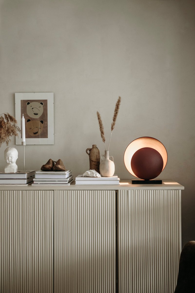 Orbit 32cm Rødbrun bordlampe Fra Globen Lighting - Metalsk&aelig;rmene har en interessant struktur takket v&aelig;re en mat pulverlakeret r&oslash;d/brun farve (r&oslash;dbrun) som er matchet med en luksuri&oslash;s fod i sort massiv marmor som giver den et elegant udtryk.