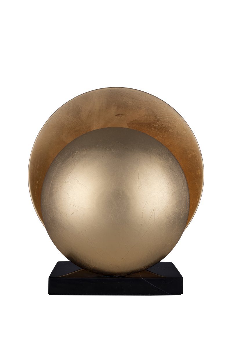 Orbit 32cm Messing bordlampe Fra Globen Lighting - Metalskærmene matches med en marmorbase, der giver den et æstetisk tiltalende udtryk.