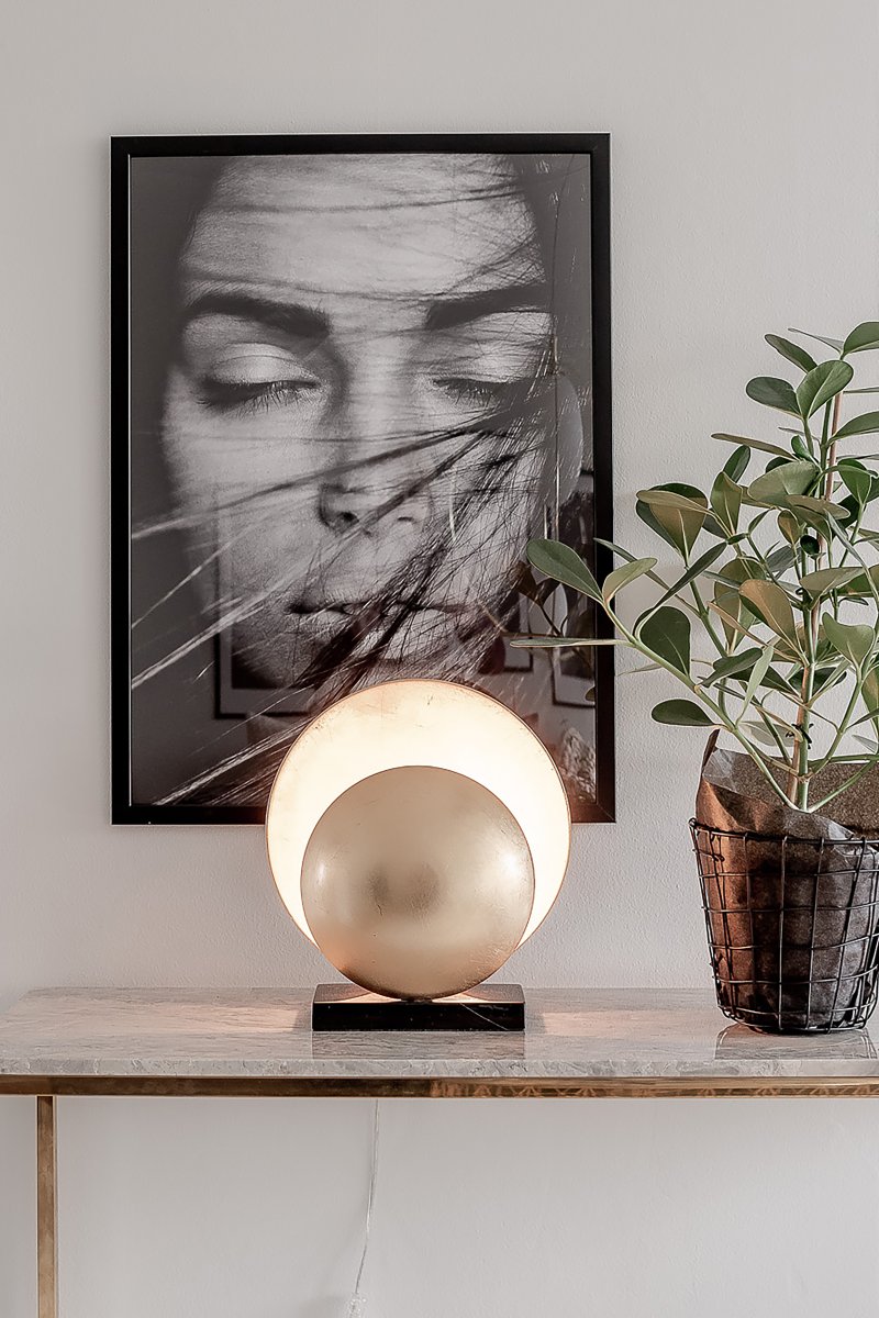 Orbit 32cm Messing bordlampe Fra Globen Lighting - Metalskærmene matches med en marmorbase, der giver den et æstetisk tiltalende udtryk.