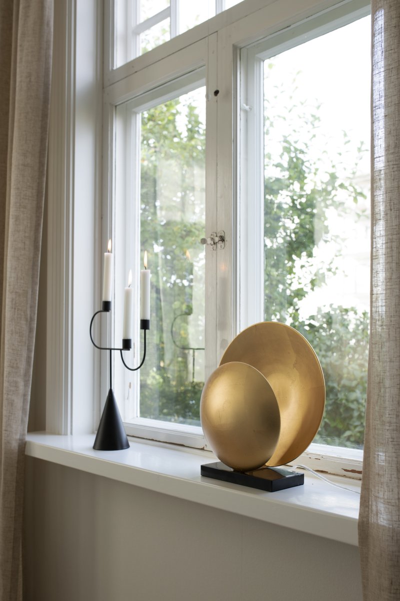 Orbit 32cm Messing bordlampe Fra Globen Lighting - Metalskærmene matches med en marmorbase, der giver den et æstetisk tiltalende udtryk.