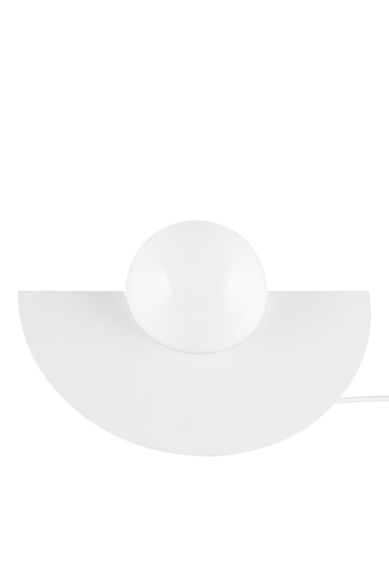 Roccia 17cm Hvid bordlampe Fra Globen Lighting - Den blanke og hvide glaskuppel hviler i et mathvidt metalstativ, som tilsammen danner et moderne udtryk.