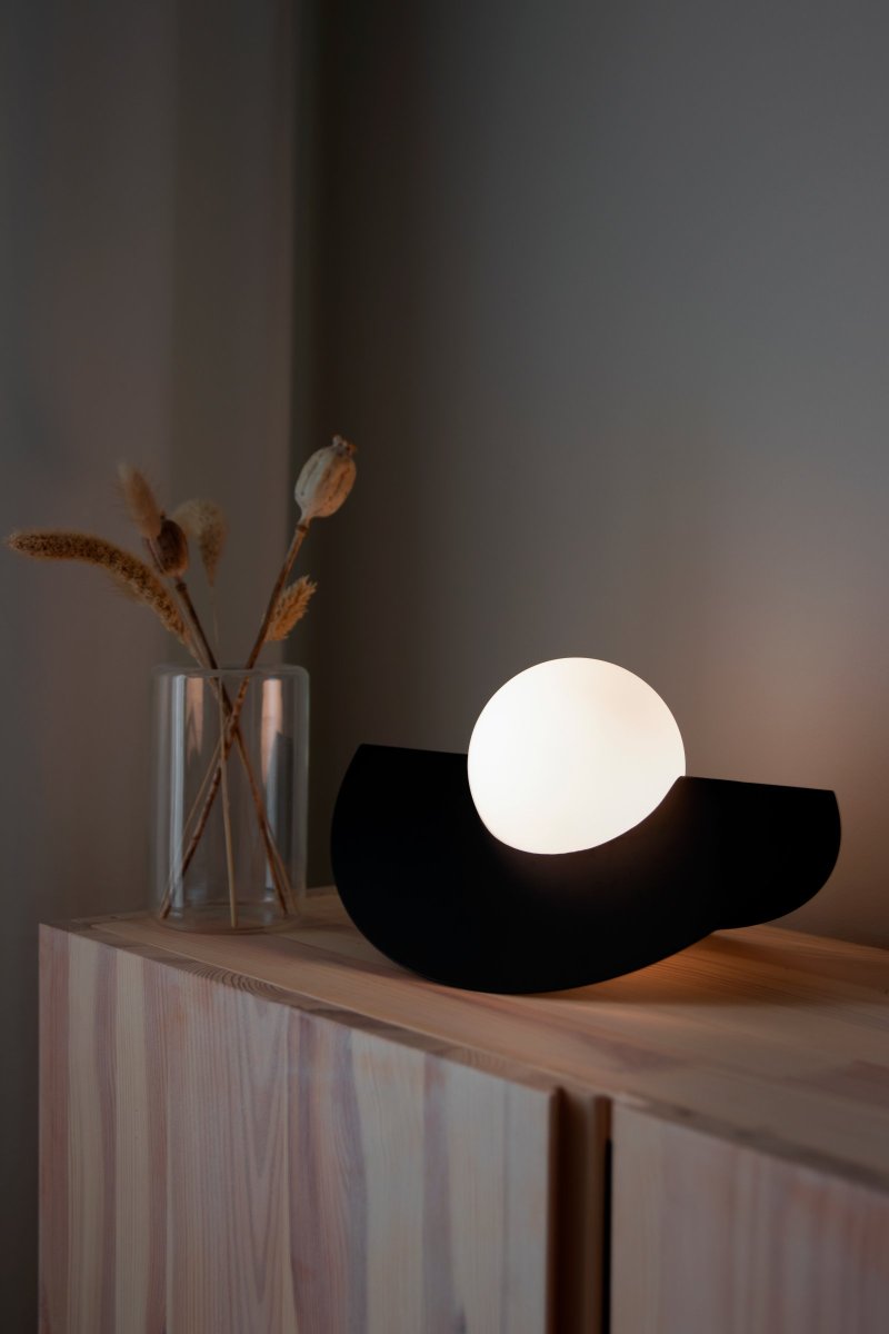 Roccia 17cm Sort bordlampe Fra Globen Lighting - Den mat hvide glaskuppel hviler i et matsort metalstativ, som tilsammen danner et grafisk udtryk.