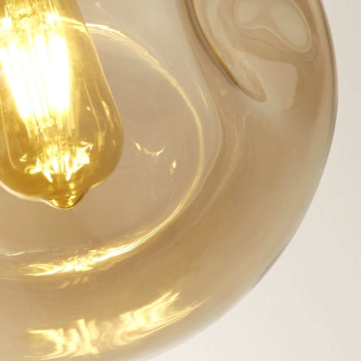 Punch 147cm Champagne loftslampe Fra Searchlight - Punch er en stilfuld loftslampe med 4 glasskærme i champagnefarve, der skaber en varm atmosfære i rummet.