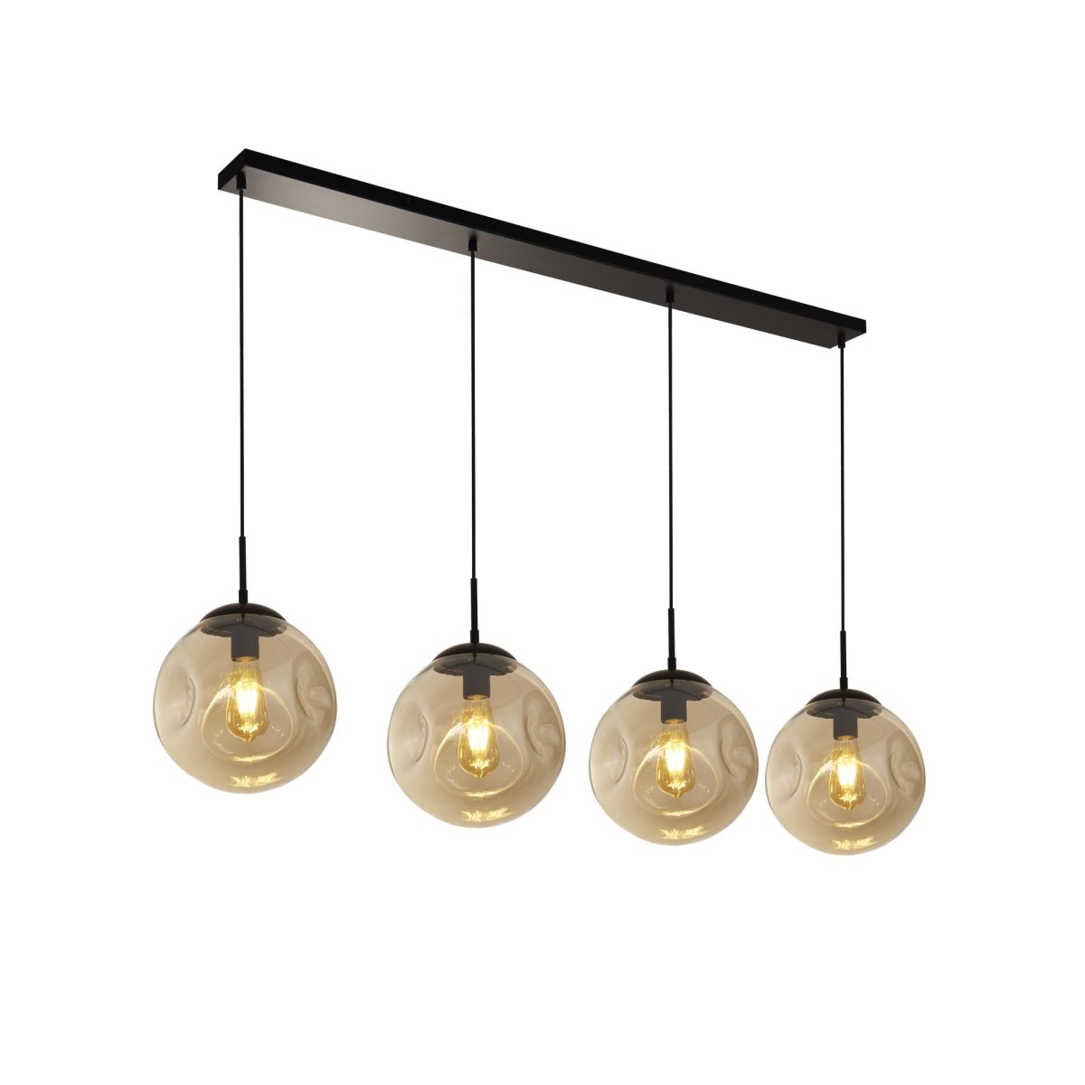 Punch 147cm Champagne loftslampe Fra Searchlight - Punch er en stilfuld loftslampe med 4 glasskærme i champagnefarve, der skaber en varm atmosfære i rummet.